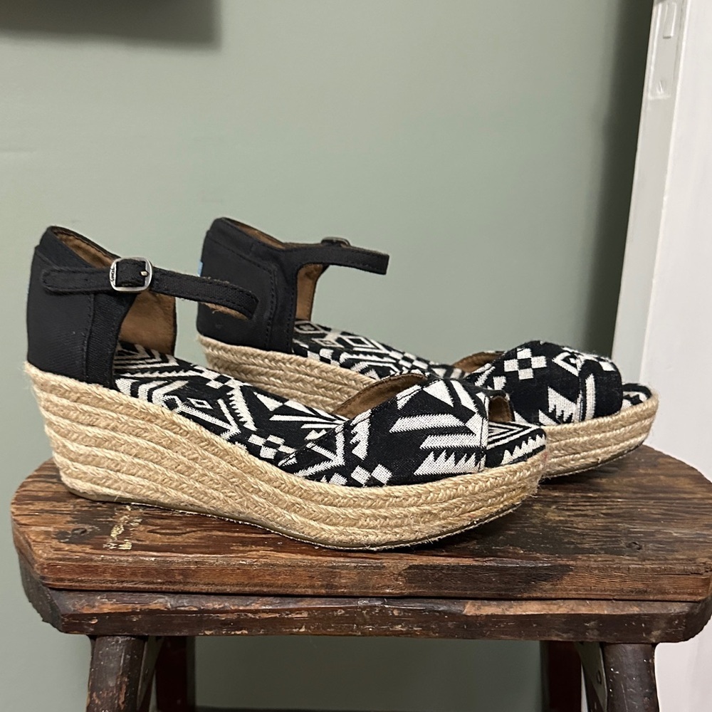 Toms Black and White Tribal Aztec Print Fabric Espadrille Wedges